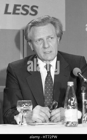 Rt. L'on. Michael Heseltine, Segretario di Stato per l'ambiente e membro del partito conservatore del Parlamento per Henley, frequenta un partito conferenza stampa a Londra in Inghilterra il 10 aprile 1991. Foto Stock