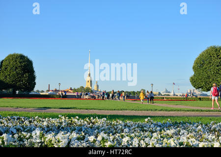 Con le frecce presso la fortezza di Pietro e Paolo sulla Vasilevsky island con la gente che camminava sul Neva embankment. Foto Stock