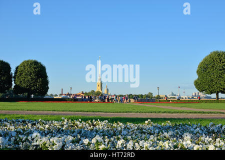 Con le frecce presso la fortezza di Pietro e Paolo sulla Vasilevsky island con la gente che camminava sul Neva embankment. Foto Stock