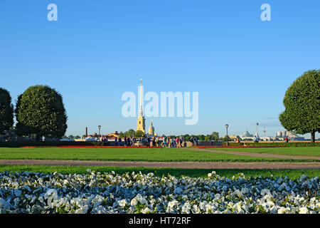 Con le frecce presso la fortezza di Pietro e Paolo sulla Vasilevsky island con la gente che camminava sul Neva embankment. Foto Stock