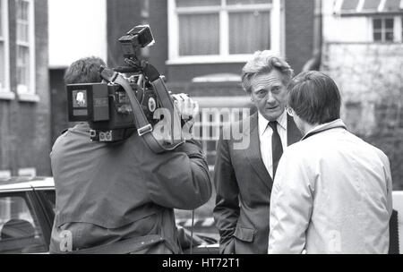 Rt. L'on. Michael Heseltine, Segretario di Stato per l'ambiente e membro del partito conservatore del Parlamento per Henley, effettua una televisione news intervista a Londra in Inghilterra il 26 febbraio 1992. Foto Stock