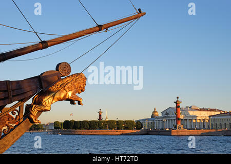 La prua della nave e la vista della freccia di Vasilevsky island su una soleggiata giornata estiva di San Pietroburgo. Foto Stock
