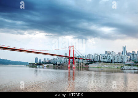 Chongqing Cina downtown skyline della città oltre il fiume Yangtze. Foto Stock