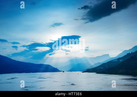 Majestic Qutang Gorge e Yangtze River - Baidi, Chongqing Cina Foto Stock