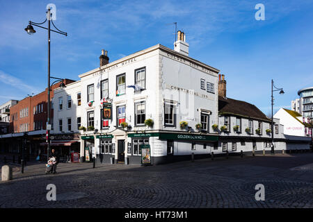 Il Golden Lion Hotel in high street, Romford, risalente al XVI secolo. London Borough of Havering, REGNO UNITO Foto Stock