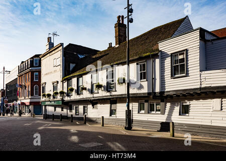 Il Golden Lion Hotel in high street, Romford, risalente al XVI secolo. London Borough of Havering, REGNO UNITO Foto Stock