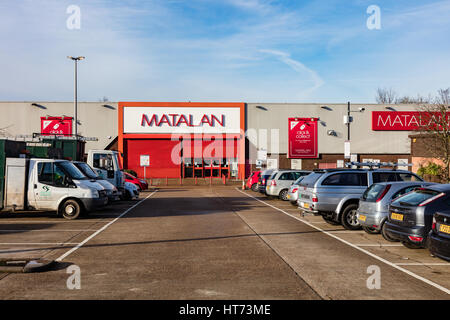 Romford Matalan store sulla A125 North Street, con macchine parcheggiate e furgoni, nella luce del mattino, Romford, London, Regno Unito Foto Stock