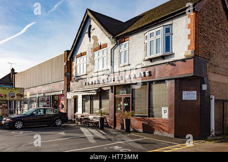 Kenya Coffee House cafe accanto a un Sainsbury's locale sul A125 North Street, Romford, London Borough of Havering, REGNO UNITO Foto Stock