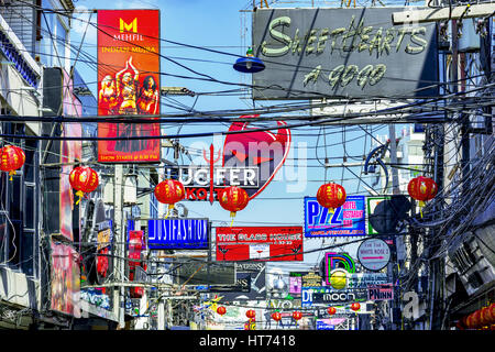 PATTAYA, Tailandia - 25 gennaio: Vista della strada pedonale segni di bar, club e negozi che i turisti di solito visitare di notte tempo su gennaio 25, 2017 HO Foto Stock