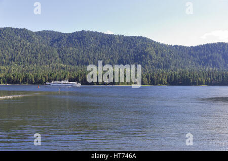 Altai, nave turistica vele sul Lago Teletskoye Foto Stock