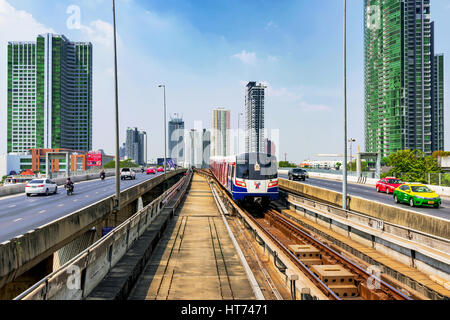 BANGKOK, Tailandia - 30 gennaio: BTS sky train arrivano in Saphan Taksin stazione sul ponte Taksin con città degli edifici e delle strade su ogni lato in gennaio Foto Stock