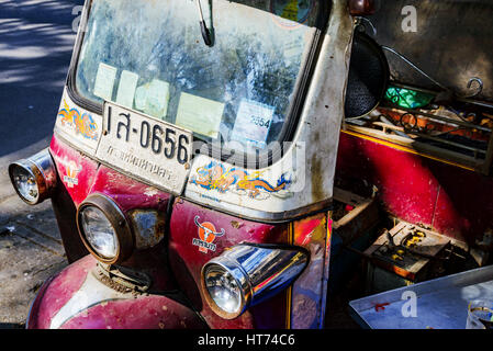 BANGKOK, Tailandia - 30 gennaio: questo è un antico vintage Tuk Tuk che viene normalmente utilizzato per il trasporto come un taxi su gennaio 30, 2017 a Bangkok Foto Stock