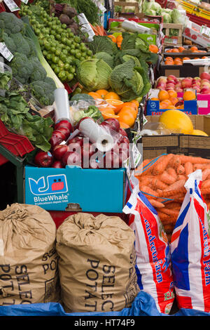 Tradizionale di frutta fresca e verdura display sul marciapiede al di fuori di un verde britannico fruttivendolo Foto Stock