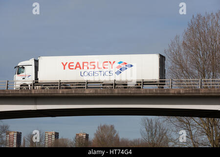 Logistica Yearsley camion su strada nelle Midlands Foto Stock