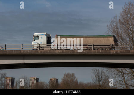 Oggetto ribaltabile carrello su strada nelle Midlands Foto Stock