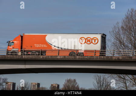 TNT autoarticolato su strada nelle Midlands Foto Stock