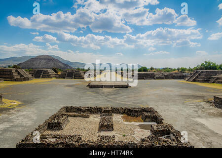 Vista da sopra del Plaza della Luna e morti Avenue con Sun piramide sul background - Teotihuacan rovine, Città del Messico, Messico Foto Stock