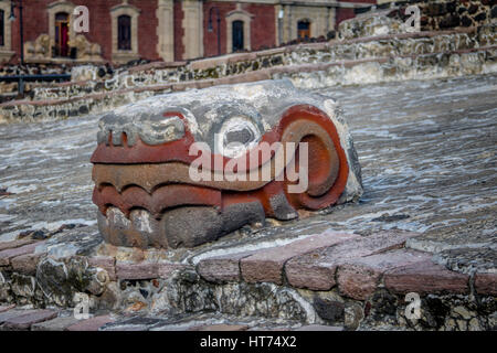 Serpente Scultura nel Tempio Azteca (Templo Mayor) presso le rovine di Tenochtitlan - Città del Messico, Messico Foto Stock