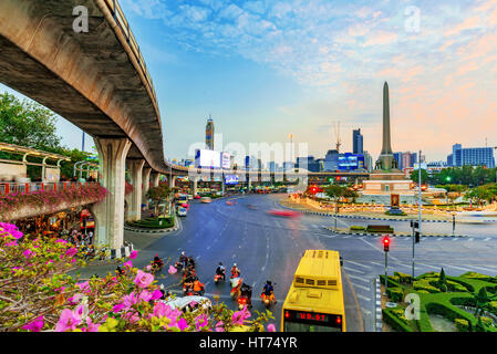 BANGKOK, Tailandia - 02 febbraio: questa è una vista del monumento della vittoria rotonda con un cavalcavia dello skytrain Febbraio 02, 2017 a Bangkok Foto Stock