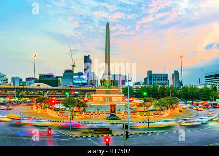 BANGKOK, Tailandia - 02 febbraio: vista del monumento della vittoria con vetture di pilotaggio in passato la sera di febbraio 02, 2017 a Bangkok Foto Stock