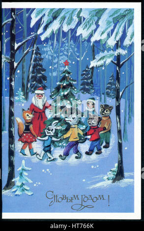 Una cartolina di auguri stampato in URSS, mostra la gli animali del bosco, insieme con Padre Frost danza in un cerchio intorno all'albero. Foto Stock
