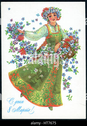 Una cartolina di auguri stampato in URSS, mostra una bella donna con fiori personifica la molla. La lapide in russo: Int. Donna giorno! Foto Stock