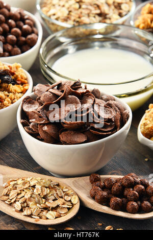 Composizione con diversi tipi di cereali per la prima colazione di prodotti. Foto Stock