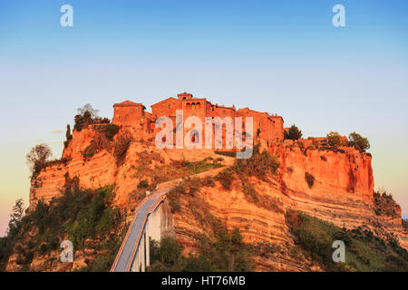 Civita di Bagnoregio città fantasma landmark, bridge vista sul tramonto. Lazio, l'Italia, l'Europa. Foto Stock