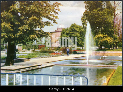 Germania - circa 1969: una cartolina A Stampato in Germania, mostra una Wasserspiele Volkssternwarte, Erfurt, circa 1969 Foto Stock