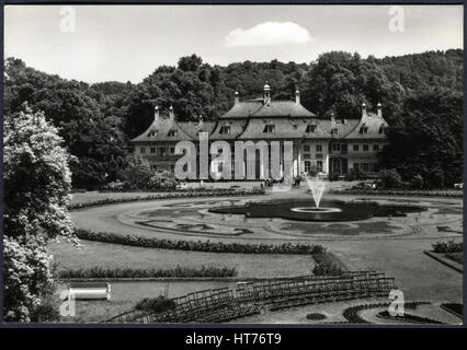 Germania - circa 1969: una cartolina A Stampato in Germania, mostra un castello di Pillnitz, Dresda, circa 1969 Foto Stock