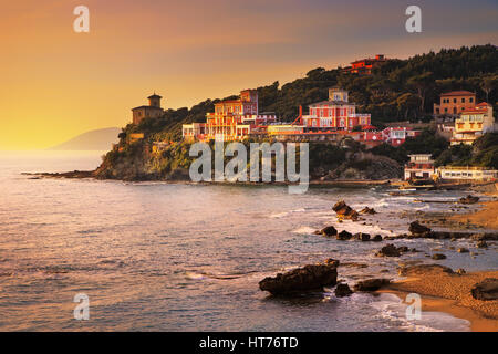 Castiglioncello tramonto sulla scogliera di roccia e mare. Toscana, Italia, Europa Foto Stock