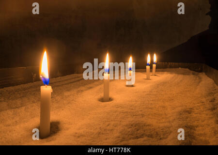 Piccole Candele Votive Bianche Sono Accese E Poste In Candelabri Di Vetro  Rosso Tra Quelle Vuote Allineate Su Un Supporto Per Candele In Una Chiesa  Cattolica - Fotografie stock e altre immagini