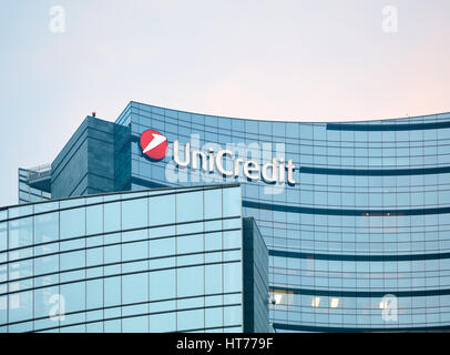 Unicredit Bank grattacielo dettaglio al crepuscolo. Unicredit S.p.A. è uno dei più grandi italiani ed europei del Gruppo credito Foto Stock