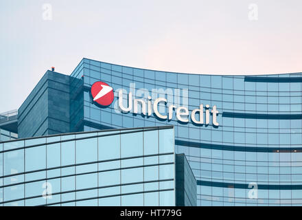 Unicredit Bank grattacielo dettaglio al crepuscolo. Unicredit S.p.A. è uno dei più grandi italiani ed europei del Gruppo credito Foto Stock