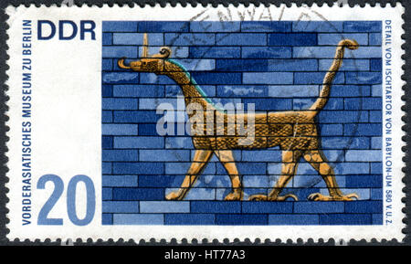 Un timbro stampato in Germania (RDT), mostra il dettaglio da Ishtar Gate, Babilonia. Illustrazione da vicino Museo Orientale, Berlino Foto Stock