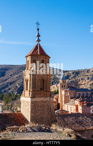 Bellissima vista della città medievale Albarracin con le sue chiese durante il sunrise. Albarracin è situata nella provincia di Teruel, Spagna. Foto Stock