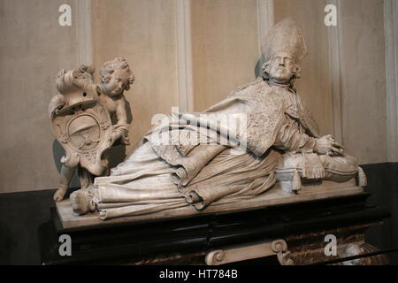 Sarcofago del XVII secolo il vescovo Marius Ambrosius Capello dallo scultore Artus Quellinus il giovane, cattedrale di Antwerp, Belgio Foto Stock