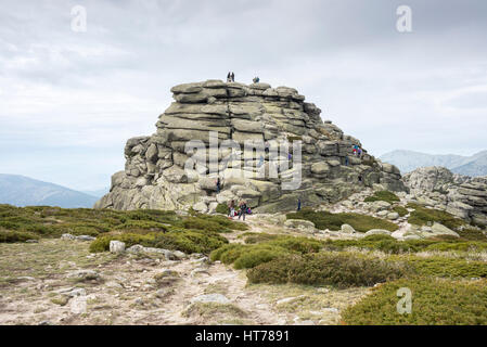 MADRID - Ottobre 24, 2015: Escursionisti in Siete Picos (sette cime) gamma, in Spagna a Madrid, il 24 ottobre 2015. Si tratta di una delle catene montuose più k Foto Stock