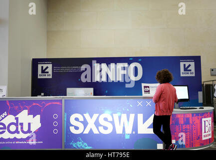 AUSTIN, Texas - Mar 8, 2017: SXSW South by Southwest annuale di musica, film e conferenza interattiva e festival di Austin, Texas. Banco informazioni Foto Stock