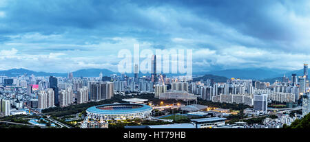 Vista aerea della città di Shenzhen vista notturna Foto Stock