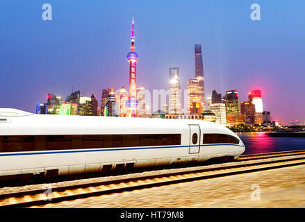 I treni ad alta velocità nella Shanghai Lujiazui sullo sfondo della città Foto Stock