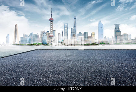 Skyline della città e di asfalto, Shanghai, Cina. Foto Stock