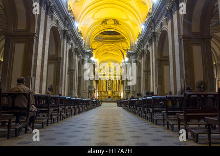 Buenos Aires Stato/Argentina 10/06/2014.Le persone che partecipano al Catholic mass. nella Cattedrale Metropolitana di San Martin, Buenos Aires, Argentina. Foto Stock