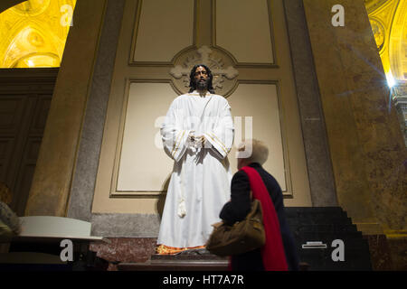 Buenos Aires Stato/Argentina 10/06/2014.donna orante di Gesù Cristo nella Cattedrale Metropolitana di San Martin, Buenos Aires, Argentina. Foto Stock