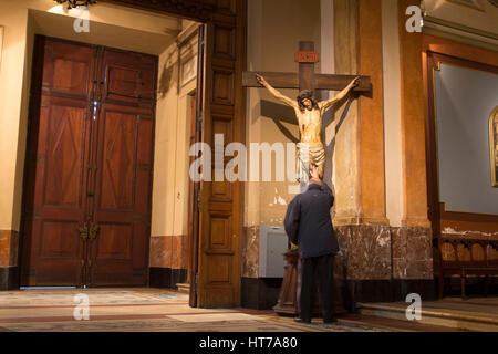 Buenos Aires Stato/Argentina 10/06/2014.L'uomo in preghiera a Gesù Cristo nella Cattedrale Metropolitana di San Martin, Buenos Aires, Argentina. Foto Stock