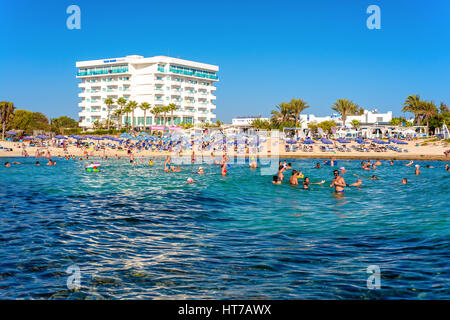 AYIA NAPA, Cipro - 18 agosto 2016: popolare spiaggia sabbiosa spiaggia, vicino alla baia di Nissi. Foto Stock