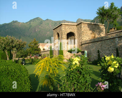 Pari Mahal, il Palazzo delle fate, giardino a sette terrazze situato montagna Zabarwan, che domina la città di Srinagar dal Lago. (© Saji Maramon) Foto Stock