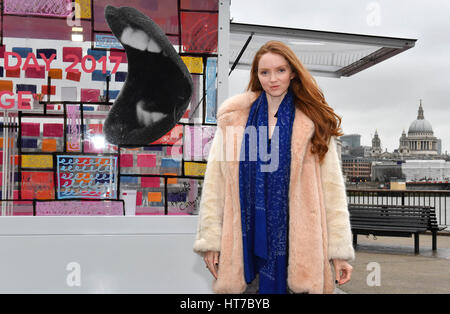 Solo uso editoriale Lily Cole al #beboldforchange arte di installazione prima di lasciare un messaggio per ispirare altre donne per le donne internazionale&Otilde;s Day, che è stato creato dall'artista giovane Charlotte e Philip Colbert e commissionato da Tinder, al punto di osservazione su Londra&Otilde;s Southbank. Foto Stock