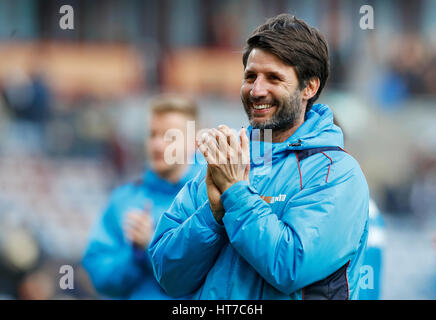 Lincoln City Manager Danny Cowley elogia gli appassionati dopo il fischio finale Foto Stock