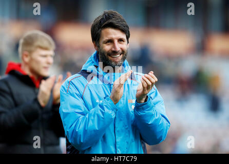 Lincoln City Manager Danny Cowley elogia gli appassionati dopo il fischio finale Foto Stock